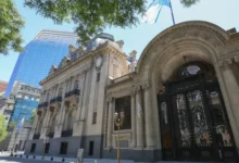 Bandera de Argentina y bandera de Irán, símbolo de la crisis diplomática entre ambos países