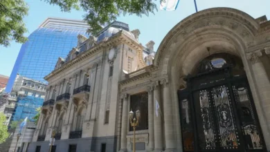 Bandera de Argentina y bandera de Irán, símbolo de la crisis diplomática entre ambos países