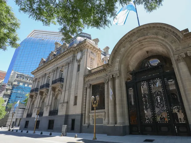 Bandera de Argentina y bandera de Irán, símbolo de la crisis diplomática entre ambos países