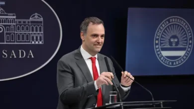 Manuel Adorni y Javier Milei en una reunión de gabinete