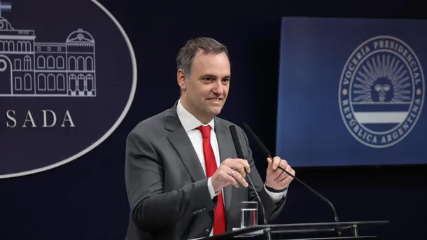 Manuel Adorni y Javier Milei en una reunión de gabinete