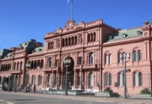 La Casa Rosada, sede del gobierno argentino, con la bandera argentina ondeando en el frente