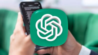 Imagen de un experto en ciberseguridad trabajando en una computadora con herramientas de seguridad