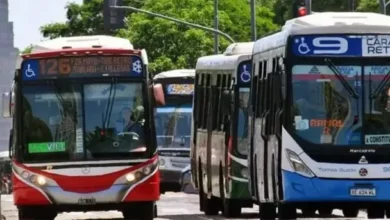 Colectivos en la calle con pasajeros