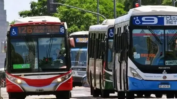 Colectivos en la calle con pasajeros