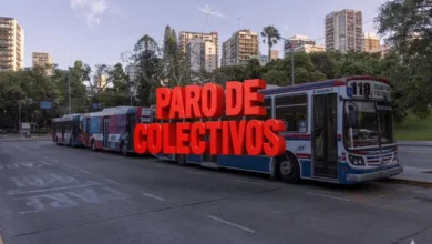 Largas filas de pasajeros esperando colectivos en una parada del AMBA
