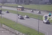 Fuerzas de seguridad escoltan vehículos con órgano para trasplante