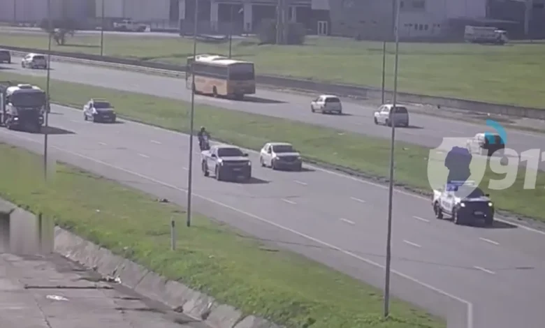 Fuerzas de seguridad escoltan vehículos con órgano para trasplante