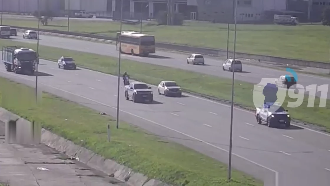 Fuerzas de seguridad escoltan vehículos con órgano para trasplante