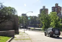 Imagen de la Costanera Norte en Córdoba con señalización de corte de tránsito