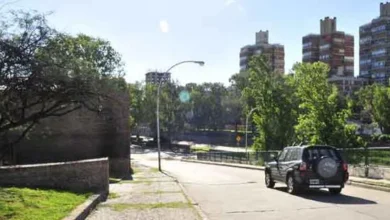 Imagen de la Costanera Norte en Córdoba con señalización de corte de tránsito