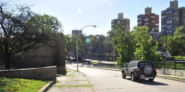 Imagen de la Costanera Norte en Córdoba con señalización de corte de tránsito