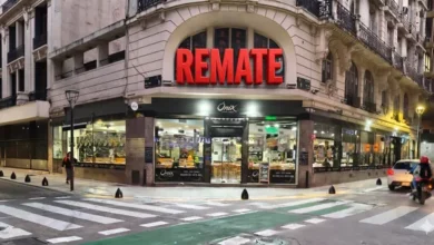 Imagen de un pizza libre vacío con mesas y sillas desocupadas