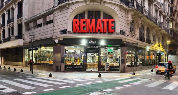 Imagen de un pizza libre vacío con mesas y sillas desocupadas