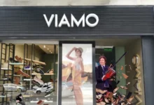 Imagen de una fábrica de calzado con empleados trabajando