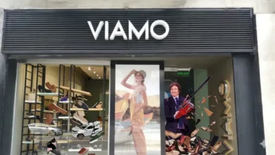 Imagen de una fábrica de calzado con empleados trabajando