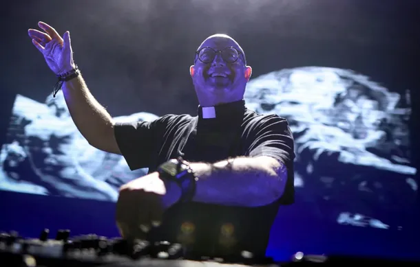 El Cura DJ Guilherme Peixoto en Plaza de Mayo