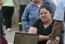 Equipo de la Defensoría del Pueblo atendiendo a vecinos en Villa Angelelli