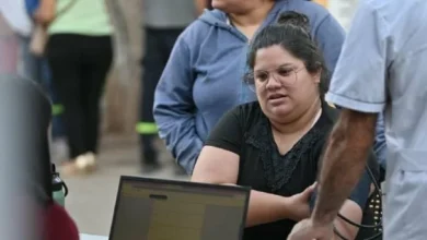Equipo de la Defensoría del Pueblo atendiendo a vecinos en Villa Angelelli