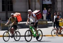 Repartidor de Rappi o Pedidos Ya en motocicleta