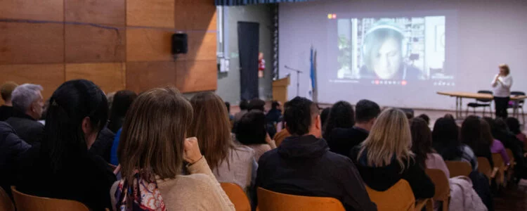 Imágenes de personas mayores participando en actividades de envejecimiento activo