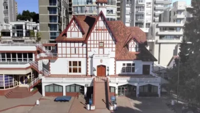 Imagen del Club Regatas de San Nicolás con una pancarta que dice "No a la violencia"