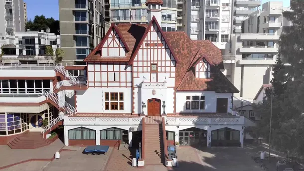 Imagen del Club Regatas de San Nicolás con una pancarta que dice "No a la violencia"