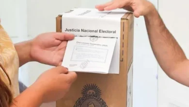 Una urna electoral con una boleta de votación