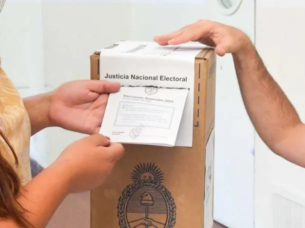 Una urna electoral con una boleta de votación
