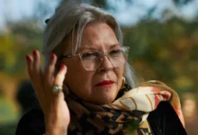 Elisa Carrió durante una entrevista, con una expresión seria y determinada