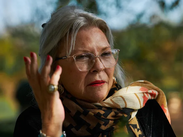 Elisa Carrió durante una entrevista, con una expresión seria y determinada