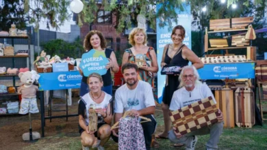 Emprendedores de Córdoba trabajando juntos en un espacio de coworking