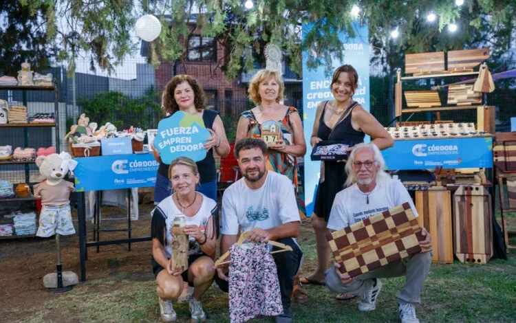 Emprendedores de Córdoba trabajando juntos en un espacio de coworking