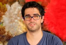 Imagen de un médico con un estetoscopio, con un fondo de una sala de hospital