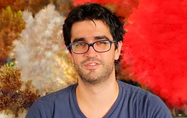 Imagen de un médico con un estetoscopio, con un fondo de una sala de hospital