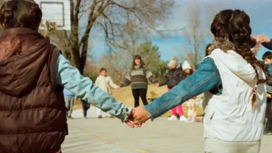 Imagen de una escuela rural en el norte de Córdoba, con estudiantes y maestras en el patio