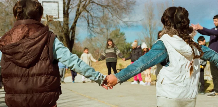 Imagen de una escuela rural en el norte de Córdoba, con estudiantes y maestras en el patio
