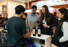 Imagen de la Expo Delicatessen & Vinos con productos gourmet y visitantes
