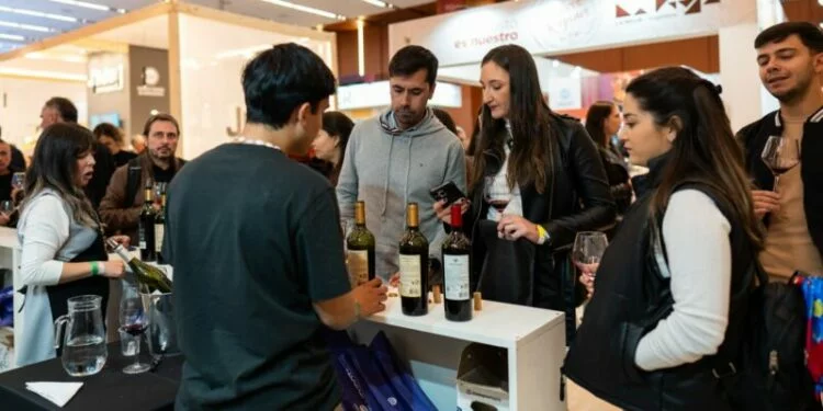 Imagen de la Expo Delicatessen & Vinos con productos gourmet y visitantes