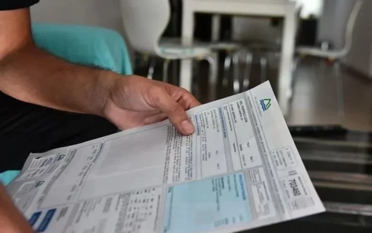 Imagen de una factura de agua con un aumento en las tarifas