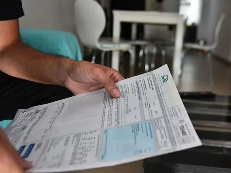 Imagen de una factura de agua con un aumento en las tarifas