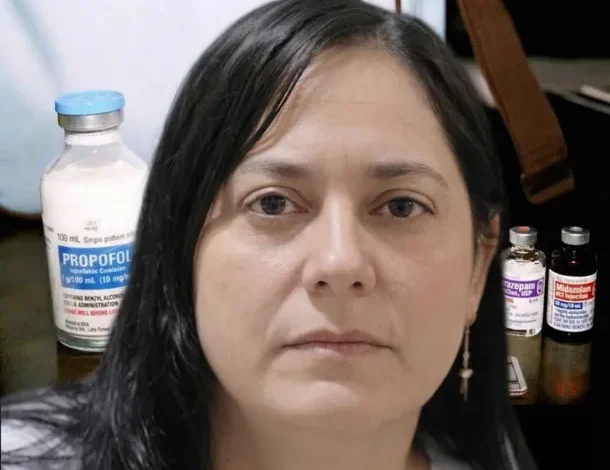 Médica de UTI hablando sobre el propofol