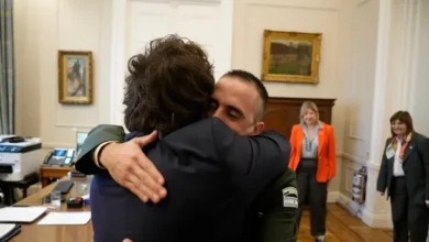 El presidente Javier Milei abraza al gendarme Nahuel Gallo en la Casa Rosada
