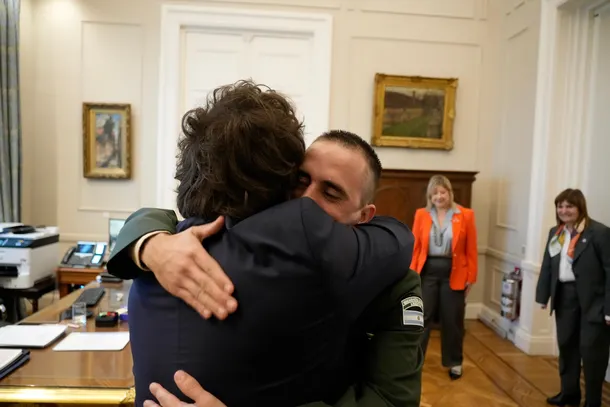 El presidente Javier Milei abraza al gendarme Nahuel Gallo en la Casa Rosada