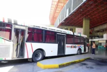 Imagen de una terminal de buses en Córdoba con usuarios varados