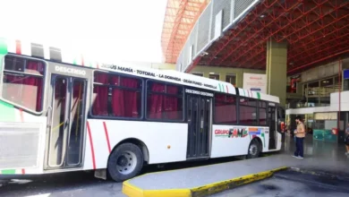 Imagen de una terminal de buses en Córdoba con usuarios varados