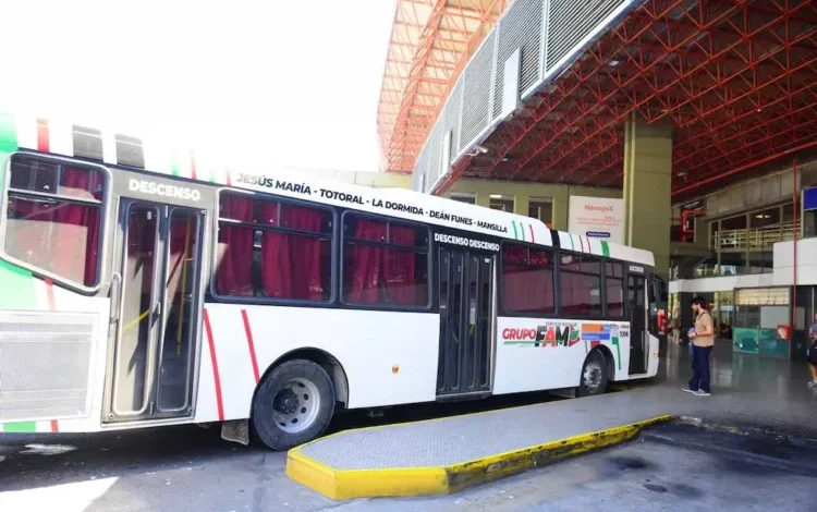 Imagen de una terminal de buses en Córdoba con usuarios varados