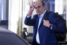 Guillermo Francos en una conferencia de prensa