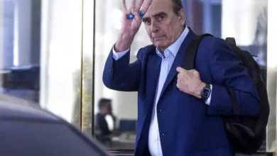 Guillermo Francos en una conferencia de prensa