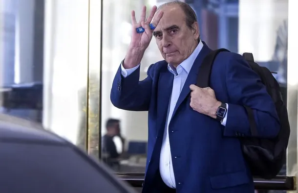 Guillermo Francos en una conferencia de prensa